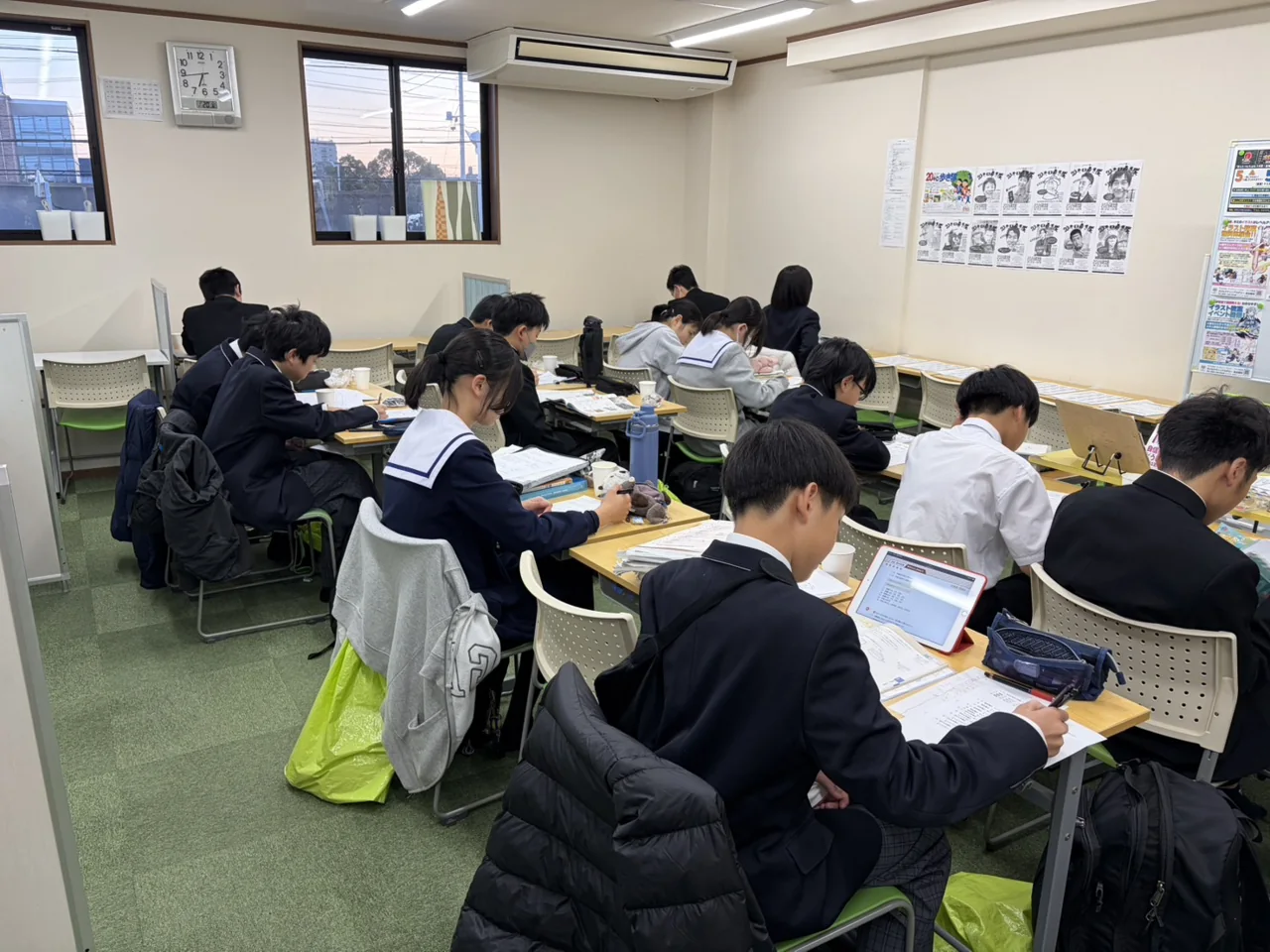 個個塾の教室で教材やタブレットを使って学ぶ様子