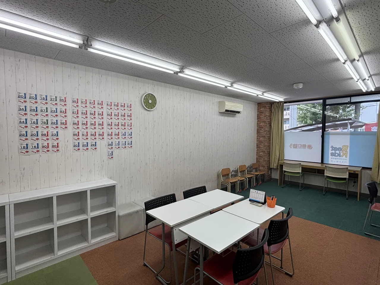 個個塾の教室内の学習用机と窓際の席