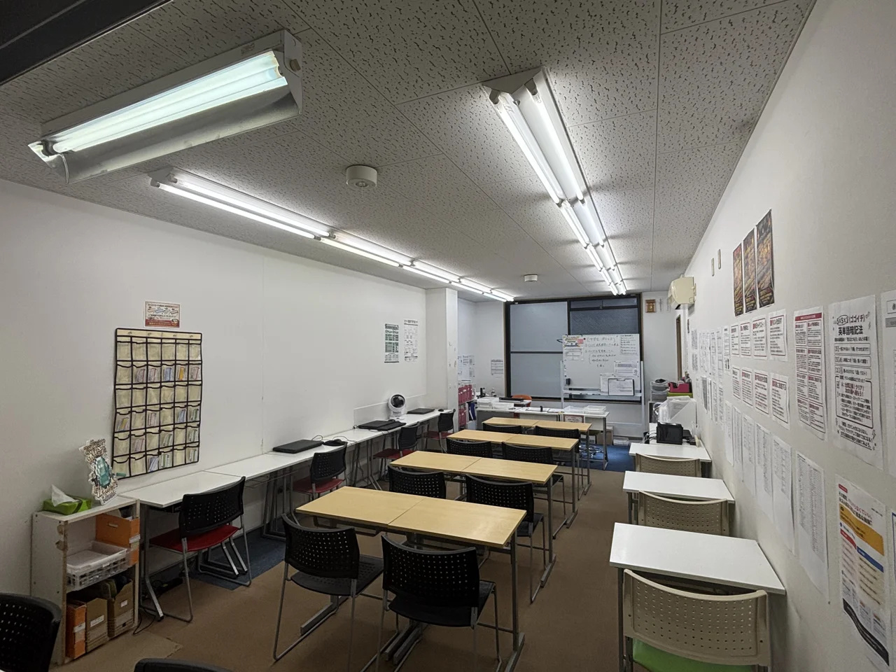 個個塾の教室内に並ぶ学習用の机と椅子