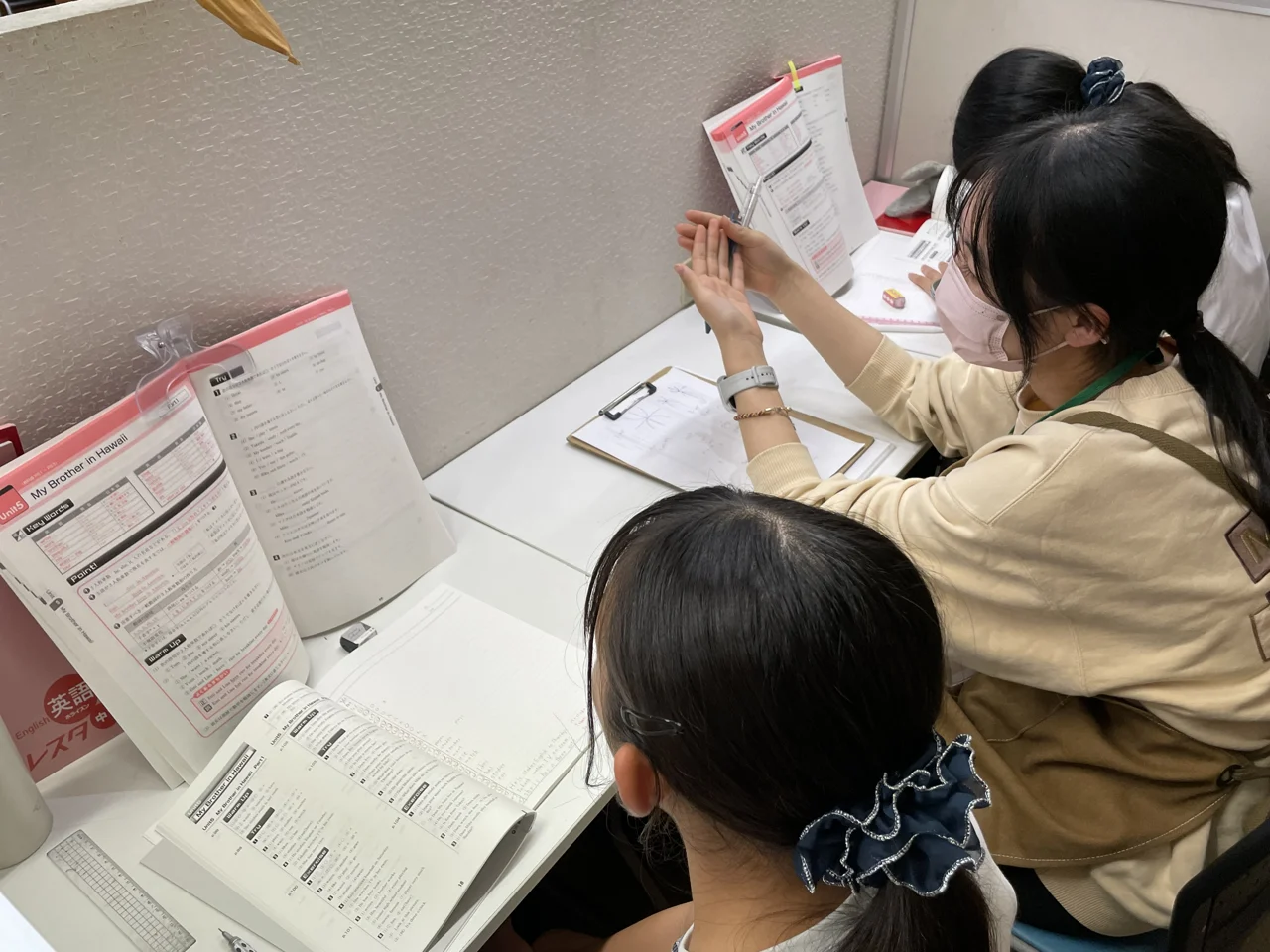とうごう兵庫教室で教材を見ながら先生と生徒が学習する様子