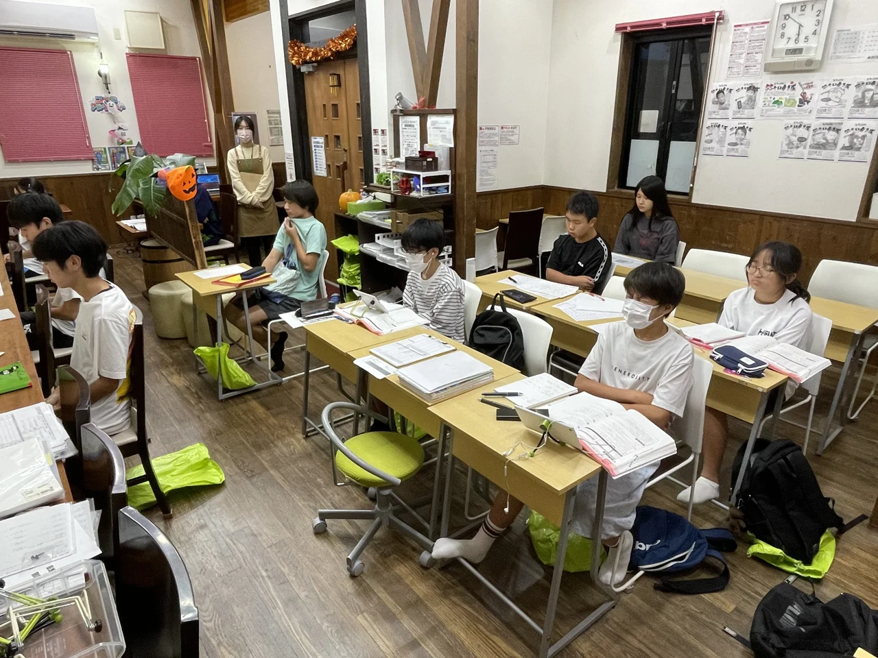 とうごう兵庫教室の学習スペースと教材に取り組む生徒たち