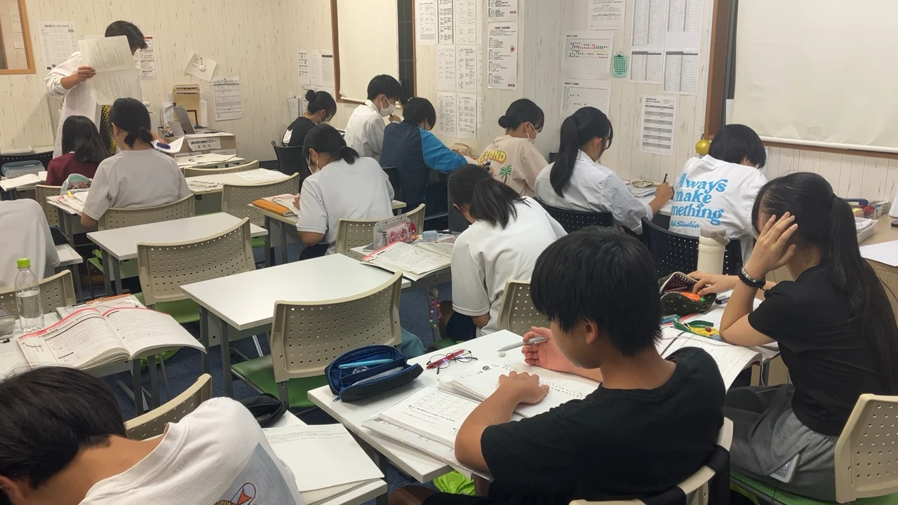 にっしん香久山教室で生徒が教材に向かう学習スペース