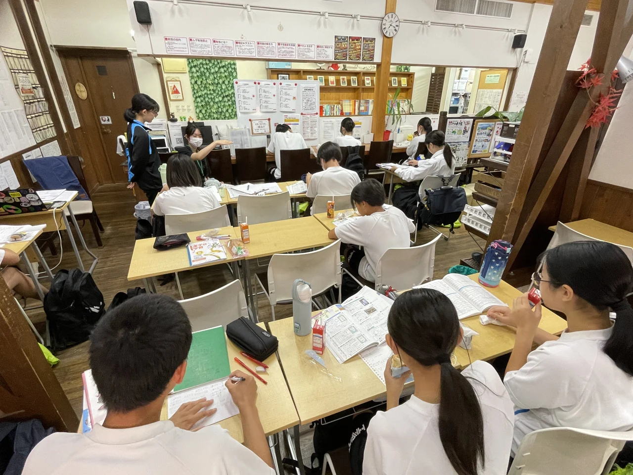 とうごう兵庫教室で生徒が教材に取り組み、先生が学習を支える教室内の様子