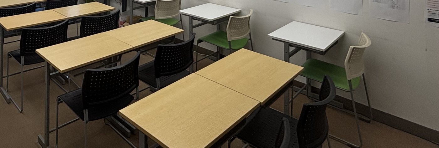 なごや千種教室に並ぶ学習机と椅子