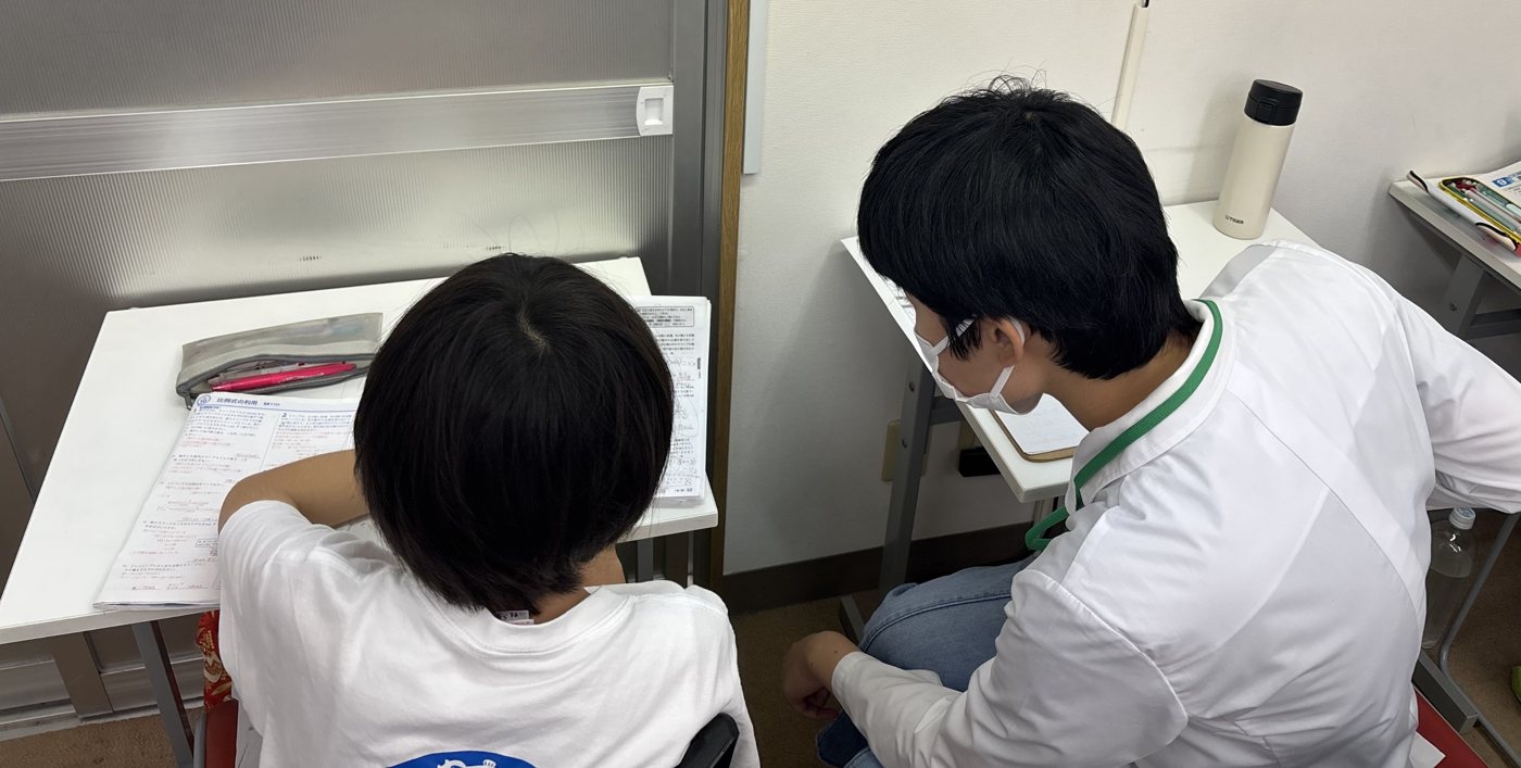 なごや千種教室で、教材を見ながら講師と学習する様子