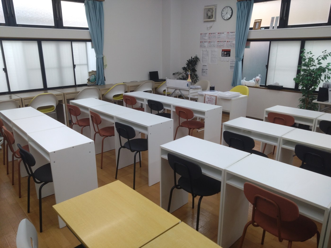 にっしん栄教室の机と学習スペース