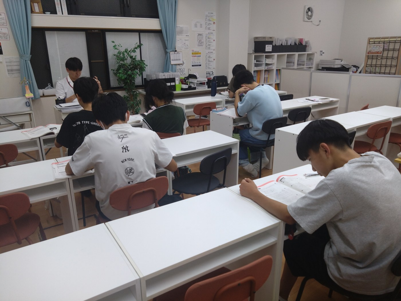 にっしん栄教室で生徒が教材に取り組む学習風景