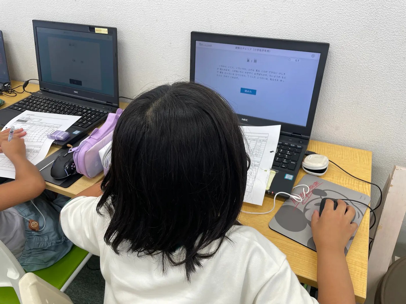 にっしん赤池教室でパソコンと教材を使って学ぶ様子