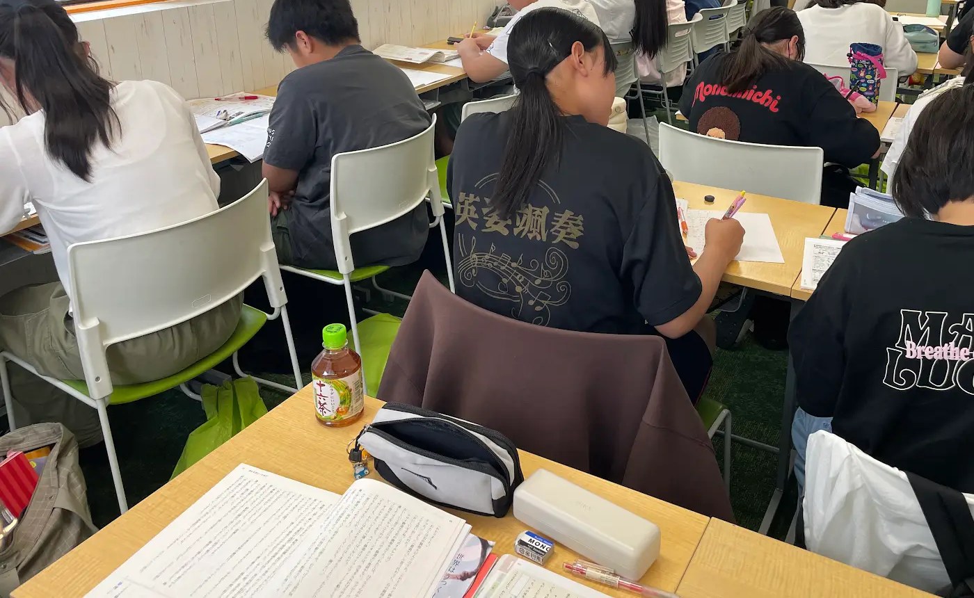 にっしん赤池教室で教材に取り組む生徒の様子