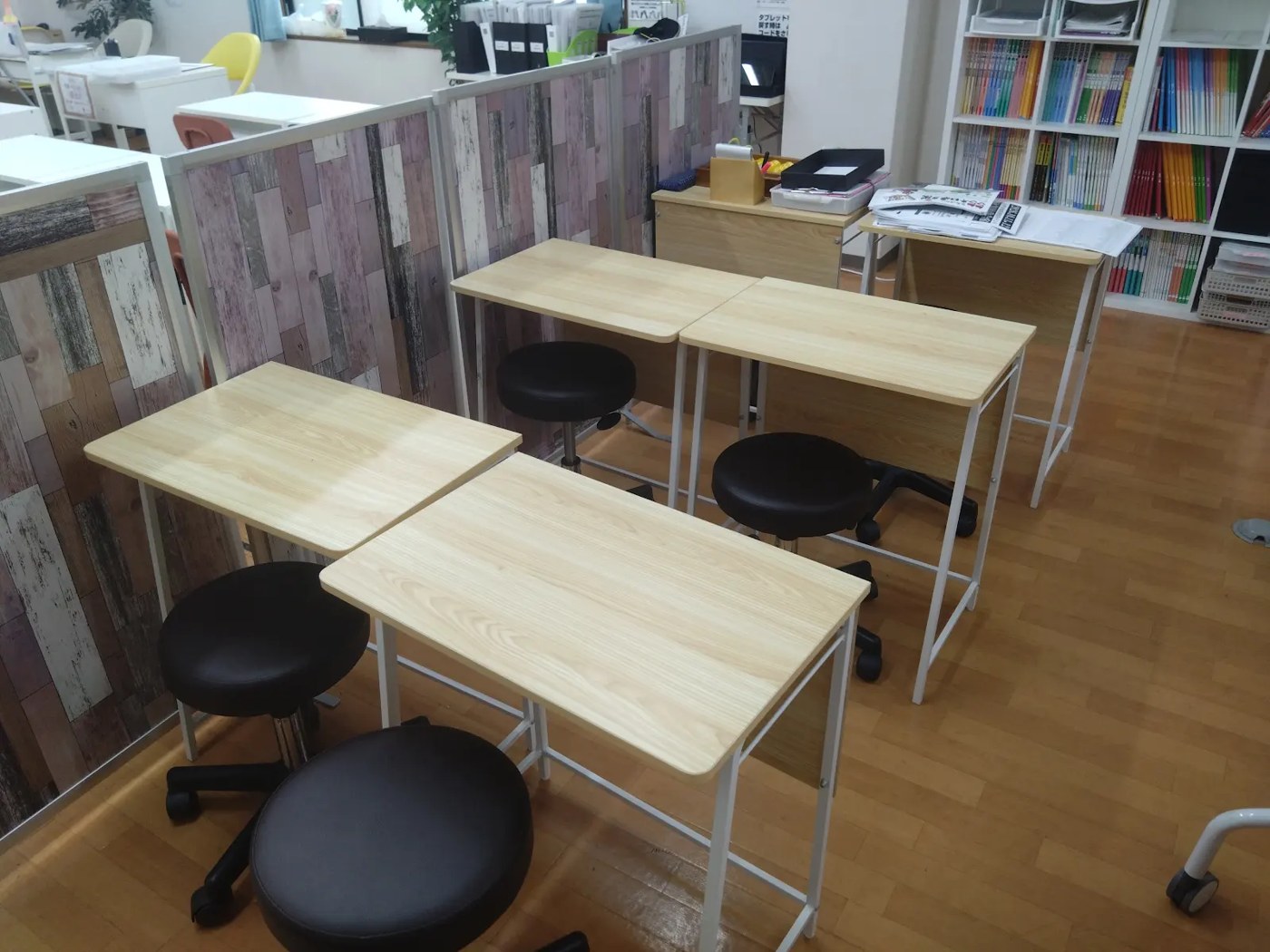 にっしん栄教室の机と椅子が並ぶ学習スペース