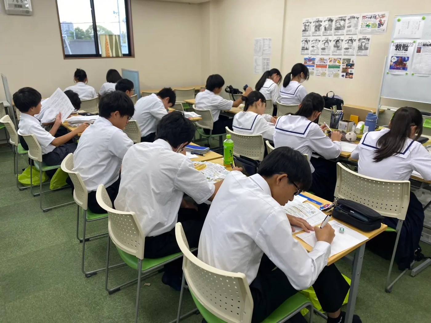 なごや徳重教室で教材に取り組む生徒たち