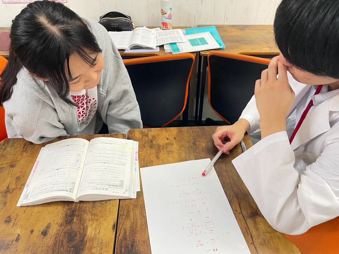 にっしん赤池教室で教材と手書きの説明を確認する様子