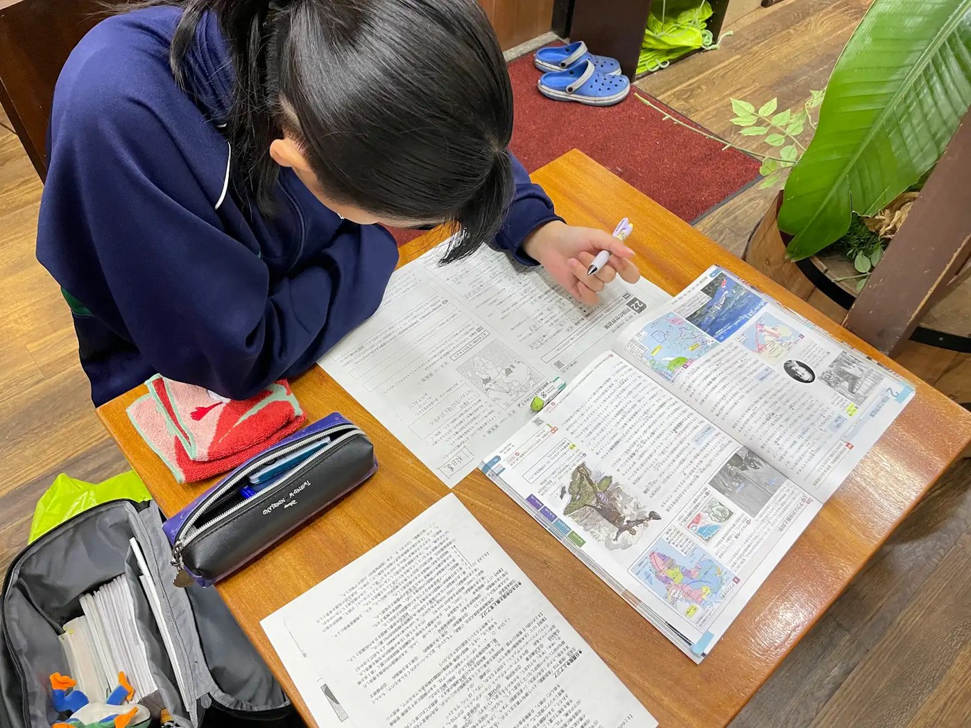とうごう兵庫教室で資料と教材を読みながら学ぶ生徒