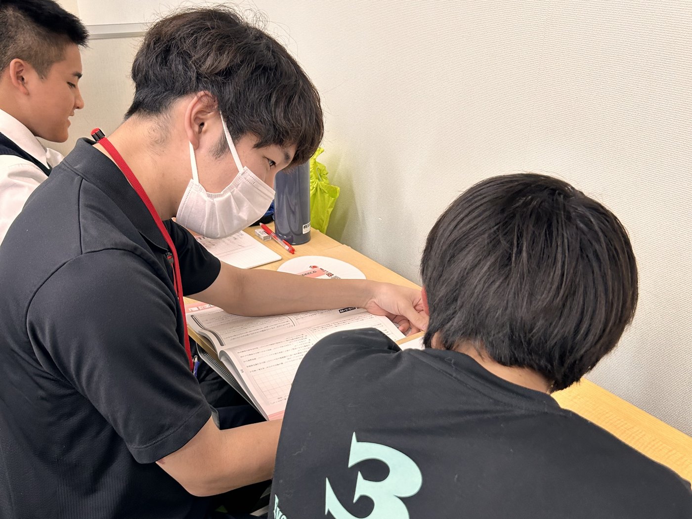なごや徳重教室で教材を一緒に確認する講師と生徒
