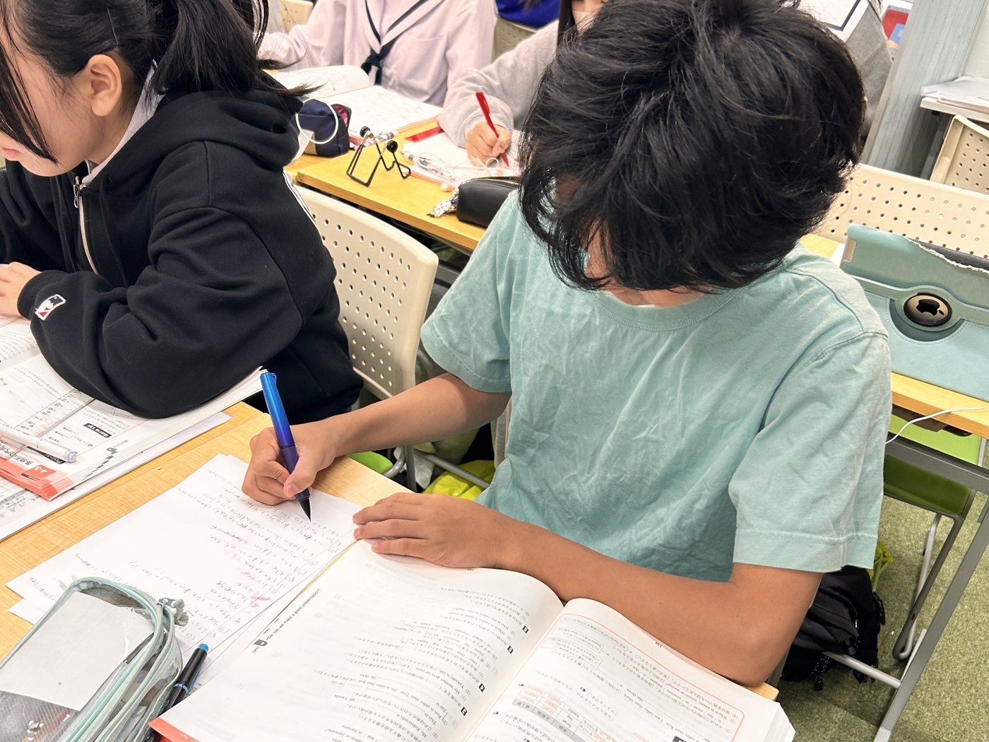 なごや徳重教室で問題集に取り組む生徒